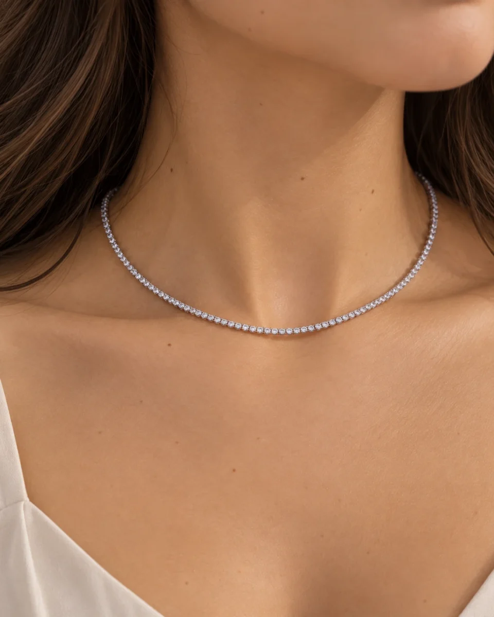 Collar Tennis de moissanita fino sobre el escote – Maison Akari